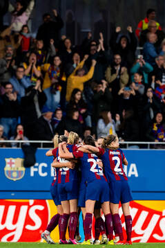 Ingrid Syrstad Engen and players of Barcelona celebrate