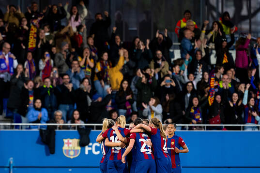 Ingrid Syrstad Engen and players of Barcelona celebrate