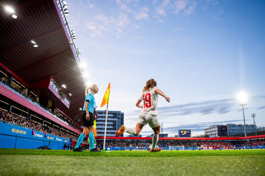 Marit Bratberg Lund of Brann takes a corner kick