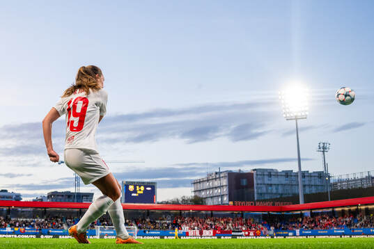 Marit Bratberg Lund of Brann takes a corner kick