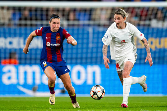 Mariona Caldentey of Barcelona and Larissa Crummer of Brann