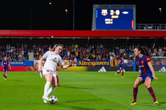 Signe Gaupset of Brann and Ingrid Syrstad Engen of Barcelona