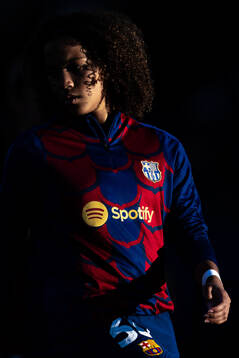 Vicky Lopez of Barcelona warms up