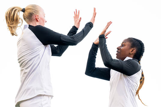 Tomine Svendheim and Natasha Anasi of Brann warm up