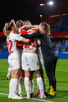 Larissa Crummer of Brann with teammates
