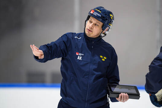 Assistant coach Andreas Karlsson of Sweden at a practice