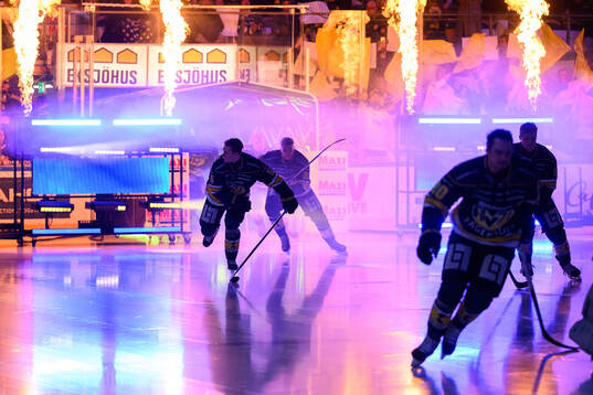 HV71s spelare gör entré till ishockeymatchen i kvalet