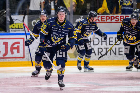 HV71s Åke Stakkestad jublar