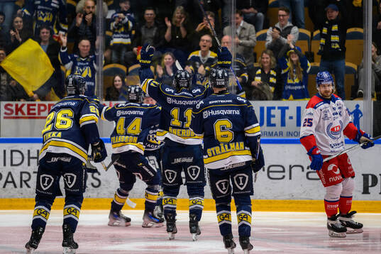 HV71s Åke Stakkestad jublar med lagkamrater