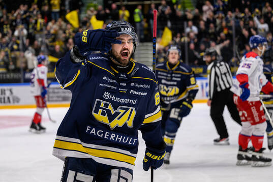 HV71s Oliwer Kaski jublar