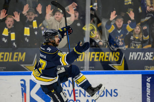 HV71s Oliwer Kaski jublar