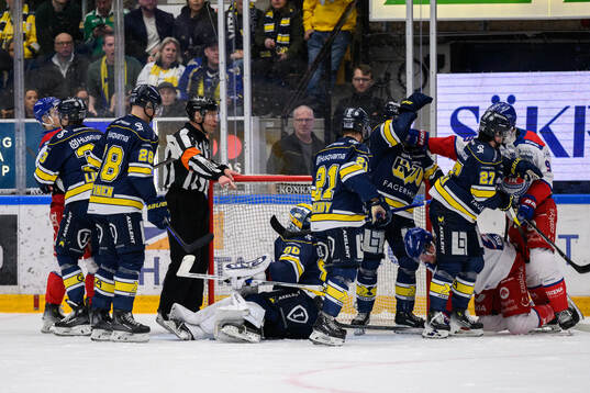Oroligt framför HV71s målvakt Frederik Dichow