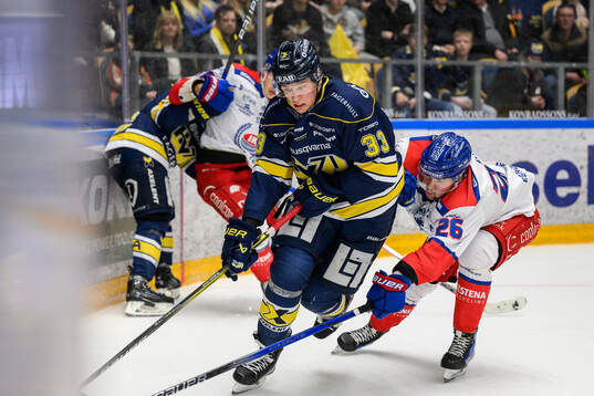 HV71s Måns Lindbäck och Oskarshamns Lukas Pilö