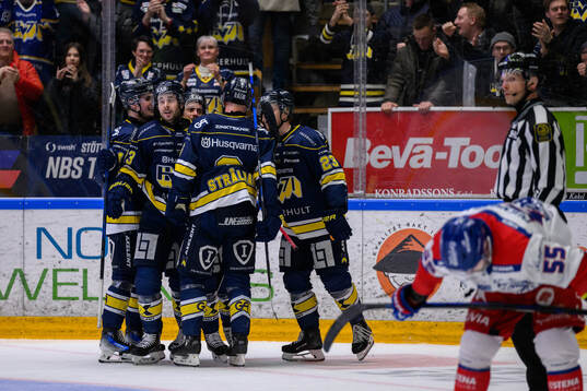 HV71s Nicholas Shore jublar