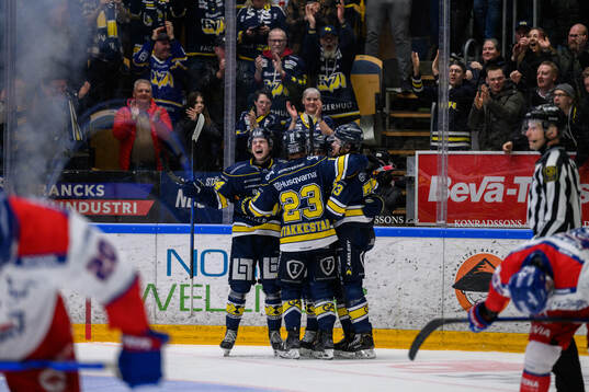 HV71s Nicholas Shore jublar med lagkamrater