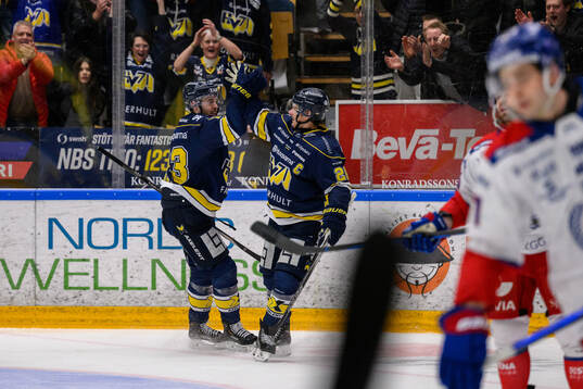 HV71s Nicholas Shore och Andre Petersson jublar