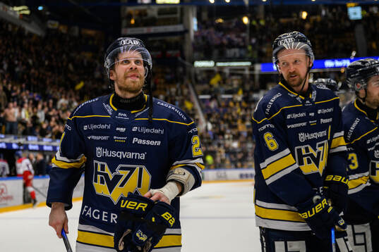 HV71s Mattias Tedenby och Anton Strålman jublar