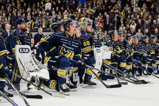HV71s Simon Önerud jublar med lagkamrater
