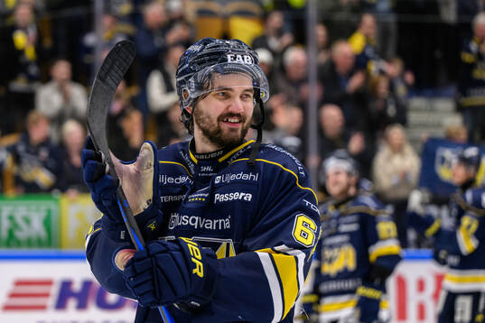 HV71s Oliwer Kaski jublar