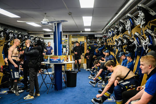 HV71s spelare firar i omklädningsrummet