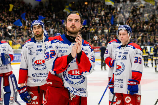 Oskarshamns Oscar Engsund deppar etter  ishockeymatchen i
