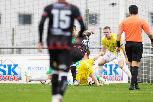 Falkenbergs Noel Hansson får bollen på armen