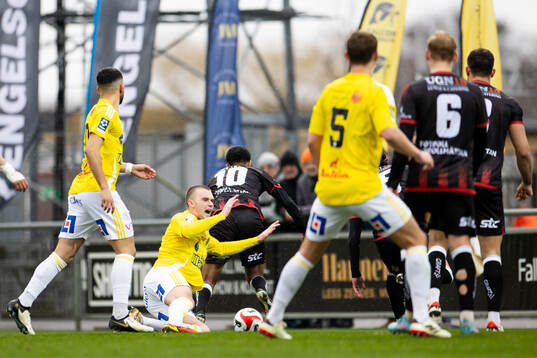 Falkenbergs Nils Bertilsson faller i straffområdet utan