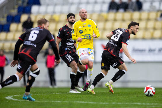 Falkenbergs Christoffer Carlsson och Trollhättans Argjend