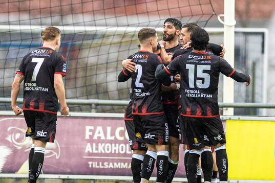 Trollhättans Cihan Sener jublar med laget