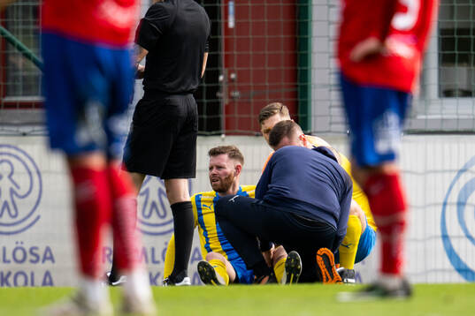 Eskilsminnes Adrian Petersson får hjälp