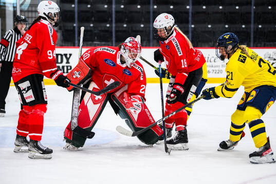 Alena Lynn Rossel, goaltender Andrea Braendli, Stefanie