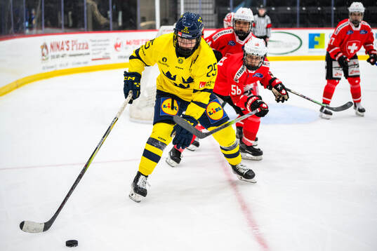 Lina Ljungblom of Sweden and Alizée Aymon of Switzerland