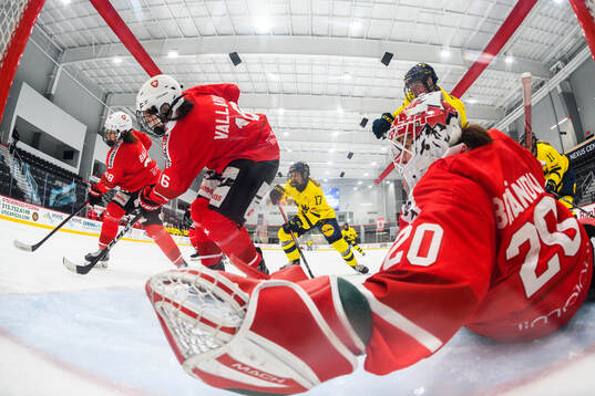 Leoni Balzer, Nicole Vallario and goaltender Andrea Braendli