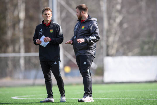 tränare Fredrik Holmberg och assisterande tränare