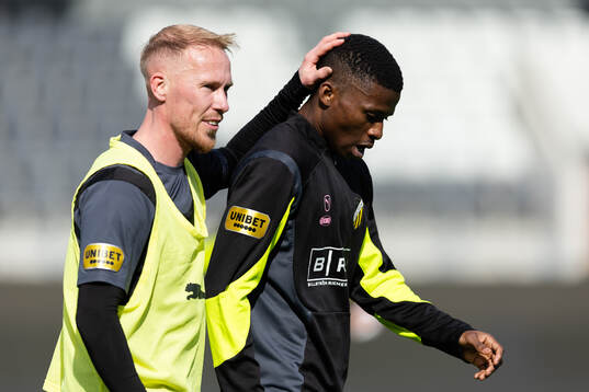 Häckens Mikkel Rygaard Jensen och Akoua Romeo Amane