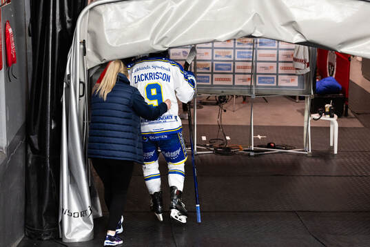 Leksands Patrik Zackrisson lämnar isen