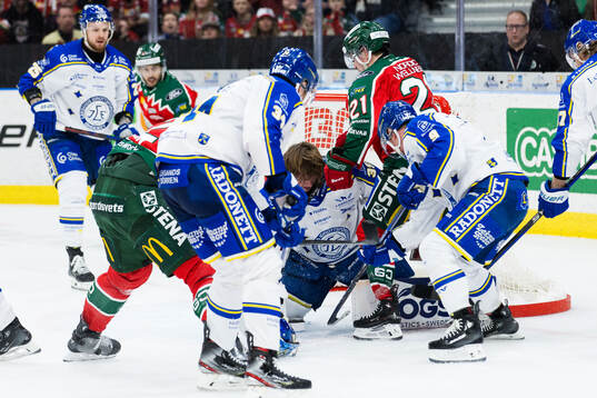 Leksands målvakt Filip Larsson tappar hjälmen