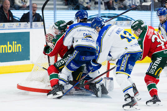 Frölundas Erik Thorell mot Leksands målvakt Filip Larsson