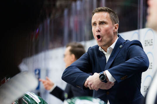 Frölundas tränare Roger Rönnberg reagerar