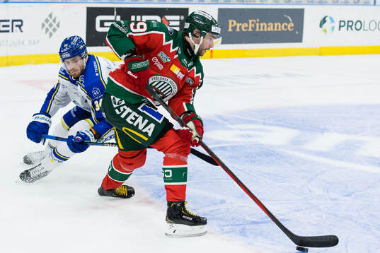 Leksands Peter Cehlarik och  Frölundas Mikael Ruohomaa