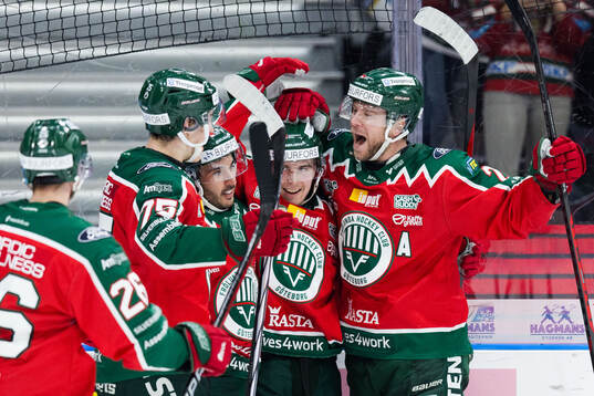 Frölundas Jere Innala jublar med lagkamrater