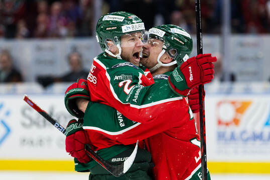 Frölundas Christian Folin jublar med Nicklas Lasu
