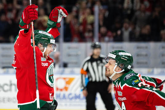 Frölundas Christian Folin jublar med Nicklas Lasu