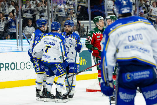 Leksands Oskar Lang jublar med lagkamrater