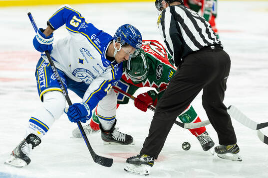 Leksands Jon Knuts tekar mot Frölundas Nicklas Lasu