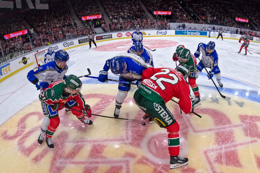 Leksands Jon Knuts tekar mot Frölundas Linus Nässén