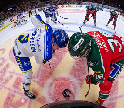 Linjedomare Gustav Jonsson vid en tekning mellan Leksands