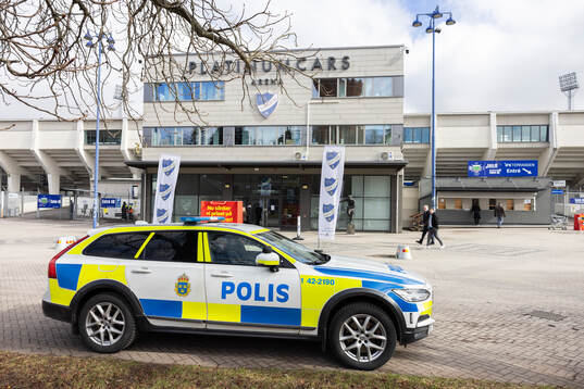 Polisbil utanför Platinumcars Arena