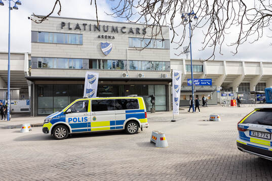 Polisbil utanför Platinumcars Arena