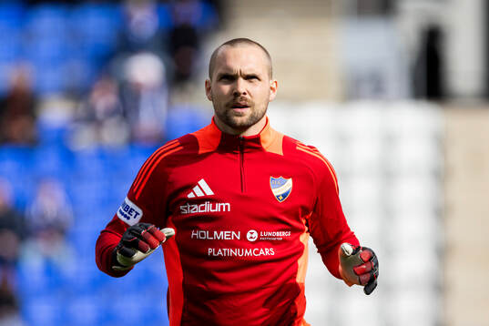 IFK Norrköpings målvakt Oscar Jansson på uppvärmningen